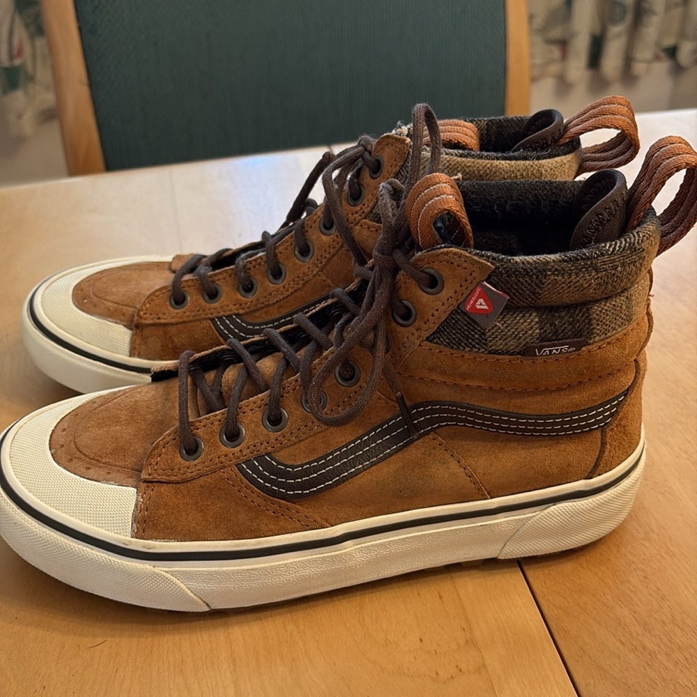 VANS Women’s SK8 HI MTE Glazed Ginger Suede Waterproof Sneakers. Size 8.5